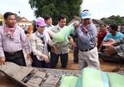 ទេសសរដ្ឋមន្ដ្រី គន់ គីម ចុះពិនិត្យស្ថានភាព និងចែកអំណោយពលរដ្ឋជាង១ពាន់គ្រួសារនៅស្រុកកំពង់សៀម ខេត្តកំពង់ចាម ដែលរងផលប៉ះពាល់ដោយទឹកជំនន់