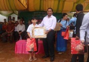 សិស្សពូកែពីលេខ១ដល់លេខ៣បានទទួលប័ណ្ណសរសើរលើកទឹកចិត្តពីក្រសួងអប់រំ